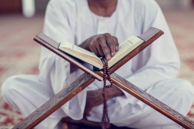 Geleneksel dua Tanrı'ya Dishdasha giyen süre yapım Afrika Müslüman erkek