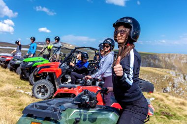 Arkadaşlar dört kiralama veya Atv ve Utv araçlar ile off-road sürüş