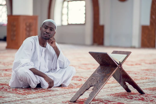 Αφρικανική άνθρωπος μουσουλμανικές κάνοντας την παραδοσιακή προσευχή στο Θεό ενώ φορώντας Dishdasha — Φωτογραφία Αρχείου