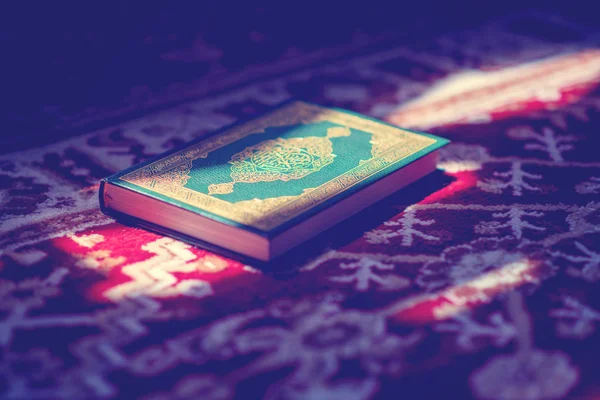 Koran - heilige boek van moslims openbaar punt van alle moslims in moskee — Stockfoto