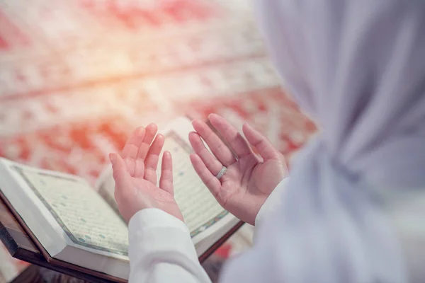 Молодая красивая мусульманка, молящаяся в мечети — стоковое фото