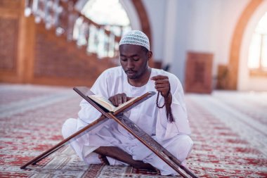 Geleneksel dua Tanrı'ya Dishdasha giyen süre yapım Afrika Müslüman erkek