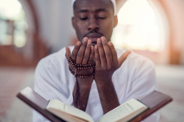 Geleneksel dua Tanrı'ya Dishdasha giyen süre yapım Afrika Müslüman erkek