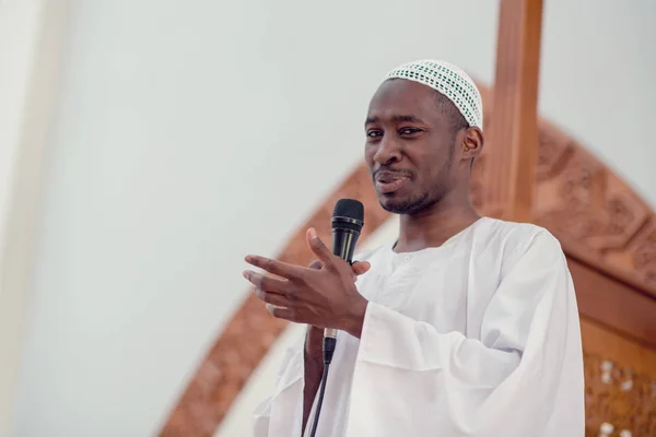 Muslimové černé africké Imám má projev v pátek odpoledne modlitby v mešitě — Stock fotografie