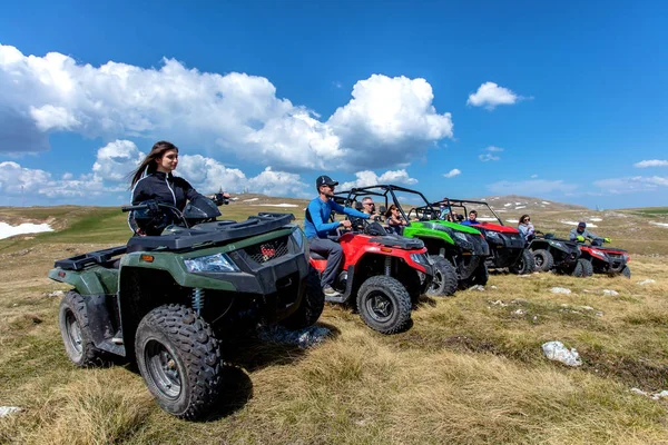 Amigos conduciendo fuera de carretera con quad bike o vehículos ATV y UTV — Foto de Stock