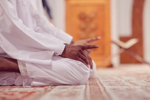 Dwóch religijnych muzułmanów modlących się razem w meczecie. — Zdjęcie stockowe