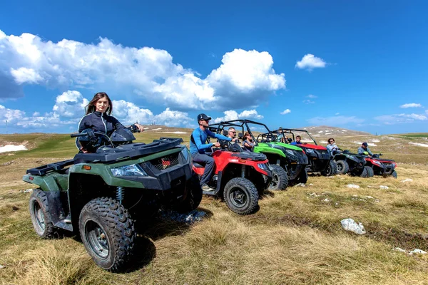 Freunde, die mit Quad oder Geländewagen unterwegs sind — Stockfoto