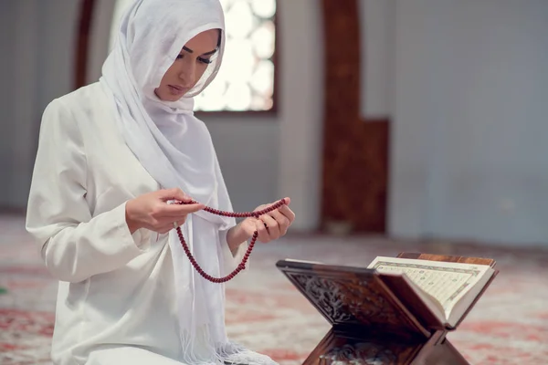 Jeune belle femme musulmane priant dans la mosquée — Photo