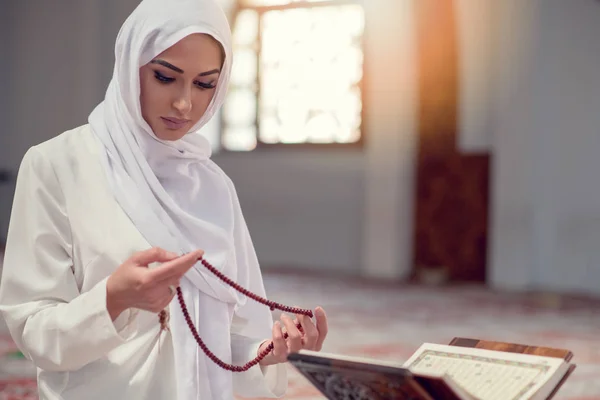 Jovem bela mulher muçulmana orando na mesquita — Fotografia de Stock