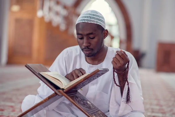 Hombre musulmán africano haciendo oración tradicional a Dios mientras usa Dishdasha —  Fotos de Stock