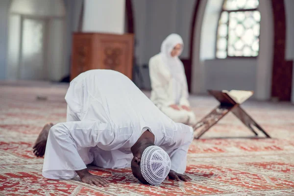 Black Muslim man and woman praying in mosque — Stock Photo, Image