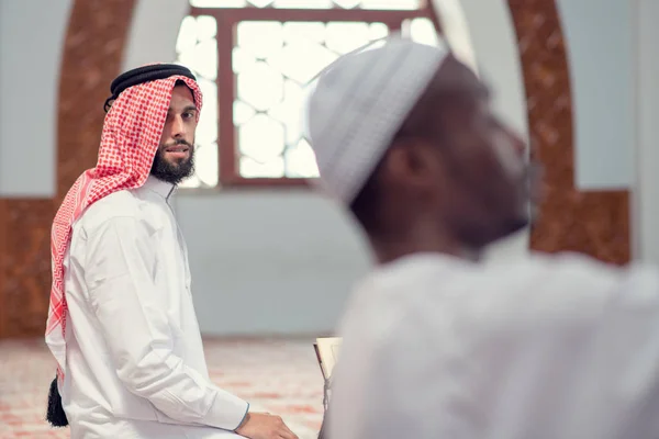 Dois muçulmanos religiosos rezando juntos dentro da mesquita — Fotografia de Stock