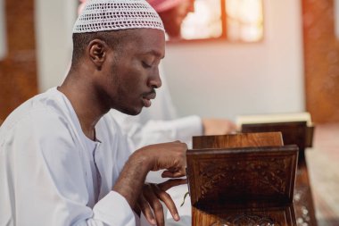 İki dindar Müslüman camide birlikte dua ediyor.