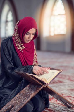 Kuran ya da Kuran okuyan Müslüman Kadın Camide Geleneksel Giysiler Giyiyor