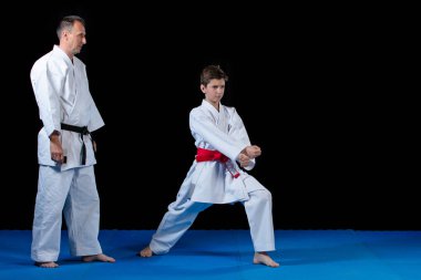 Erkek karate öğretmen Dojo'da küçük çocuk eğitimi