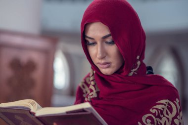 Kuran ya da Kuran okuyan Müslüman Kadın Camide Geleneksel Giysiler Giyiyor