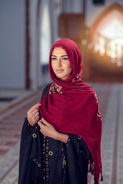 camide poz hijab giyen genç kadın