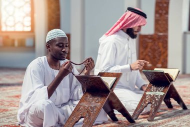 İki dindar Müslüman camide birlikte dua ediyor.