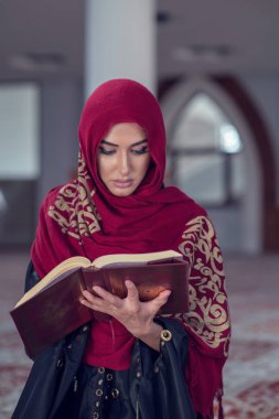 Kuran ya da Kuran okuyan Müslüman Kadın Camide Geleneksel Giysiler Giyiyor