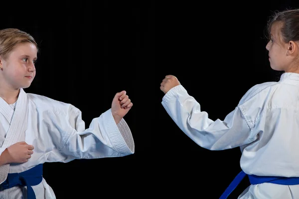 Artes marciales de karate Dos niñas demuestran artes marciales trabajando juntas . —  Fotos de Stock