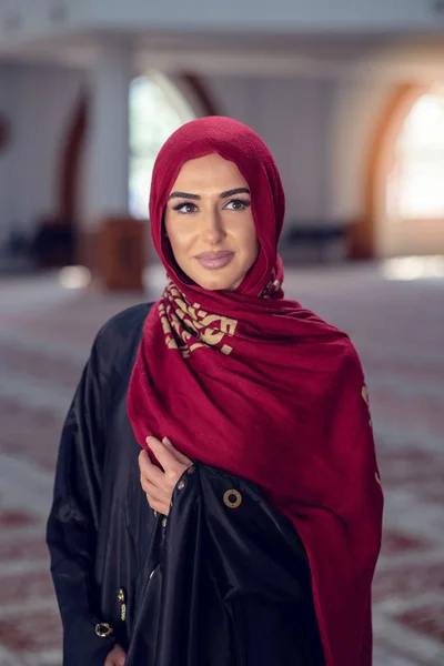 Wanita muda mengenakan jilbab berpose di masjid — Stok Foto