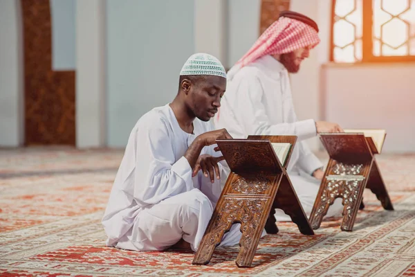 Två religiösa muslimska man ber tillsammans inne i moskén — Stockfoto