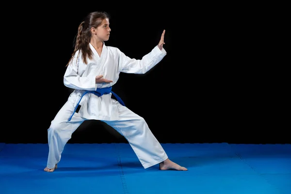 Chica joven en un kimono blanco, karate — Foto de Stock