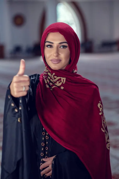 Молодая женщина в хиджабе позирует в мечети — стоковое фото