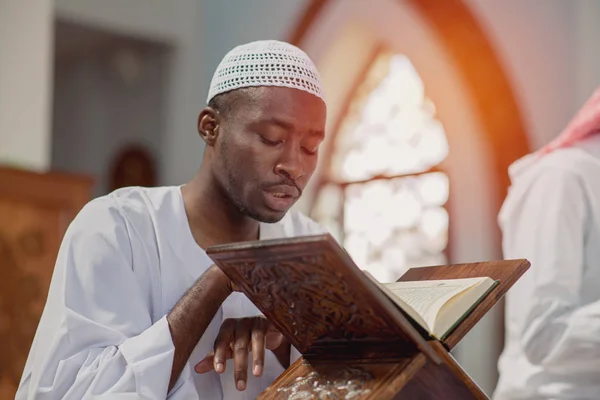 Muslim Man Is Praying In The Mosque — Stock Photo, Image