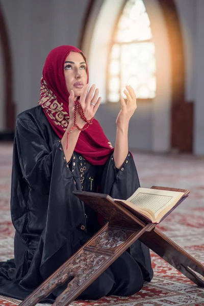 年轻穆斯林妇女祈祷与念珠在清真寺 — 图库照片