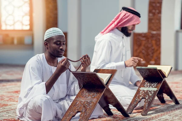 İki dindar Müslüman camide birlikte dua ediyor.