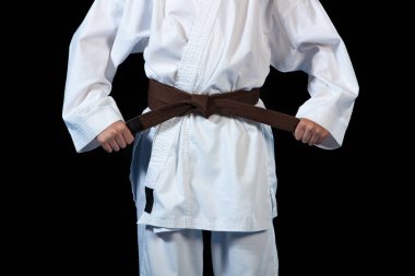 Genç çocuk eğitim karate siyah arka plan üzerine