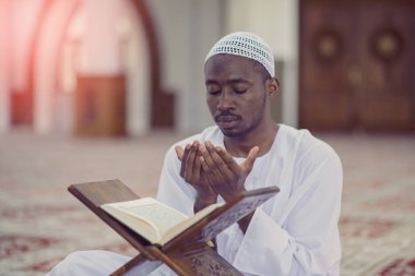 Müslüman adam camide namaz kılıyor.