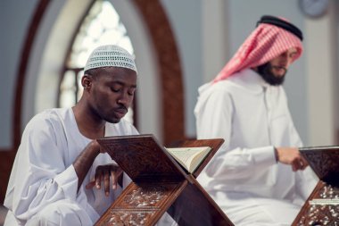 İki dindar Müslüman camide birlikte dua ediyor.