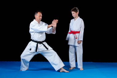 Erkek karate öğretmen Dojo'da küçük çocuk eğitimi