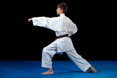 Genç çocuk eğitim karate siyah arka plan üzerine