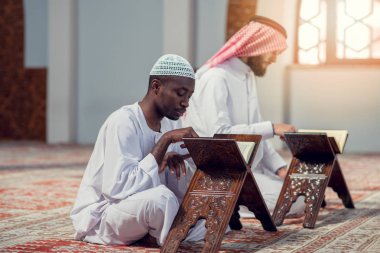 İki dindar Müslüman camide birlikte dua ediyor.