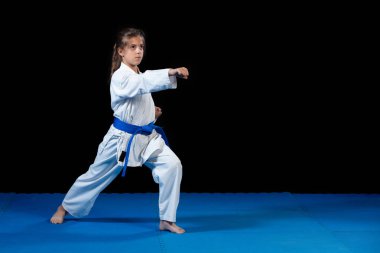 beyaz bir kimono, karate genç kız