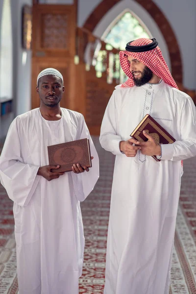 Två religiösa muslimska man promenader tillsammans inuti moskén — Stockfoto