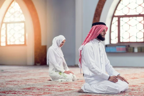 Hombres y mujeres musulmanes rezando juntos por Alá en la mezquita — Foto de Stock