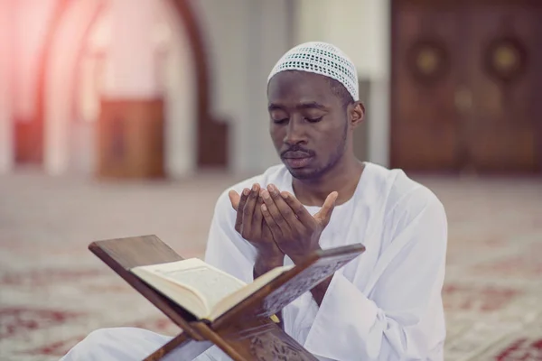 El hombre musulmán reza en la mezquita —  Fotos de Stock