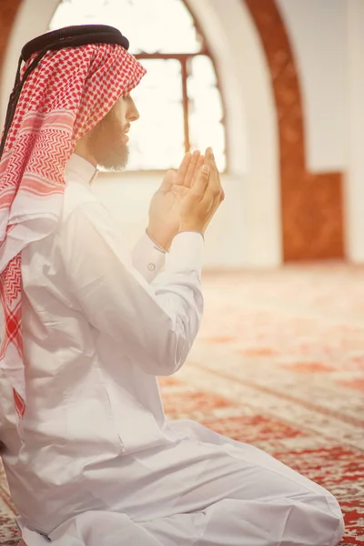 Religioso muçulmano homem orando dentro da mesquita — Fotografia de Stock