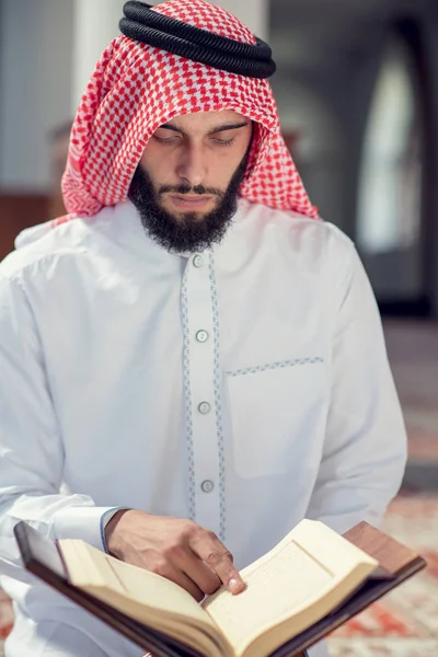 Religioso muçulmano homem orando dentro da mesquita — Fotografia de Stock
