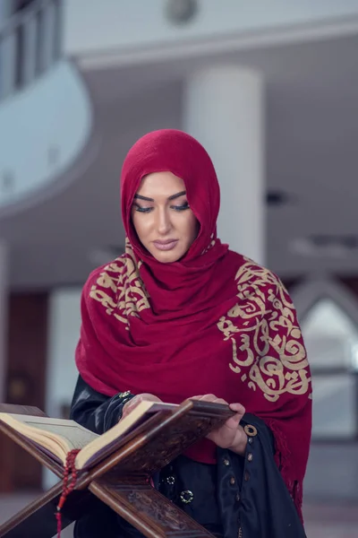 Muselman Kvinna Läsa Koranen eller Quran Bära Traditionell Klänning vid Moské — Stockfoto