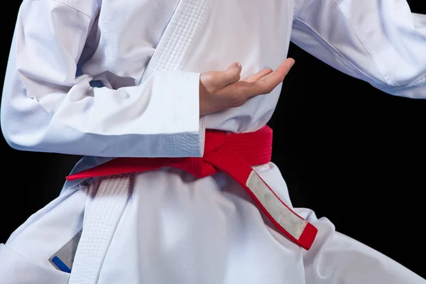Красный пояс айкидо на белом кимоно на черном фоне — стоковое фото