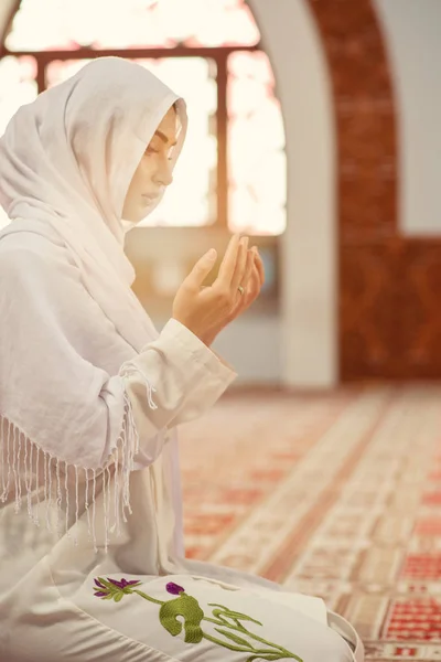 Árabe Mujer musulmana joven rezando en la mezquita — Foto de Stock