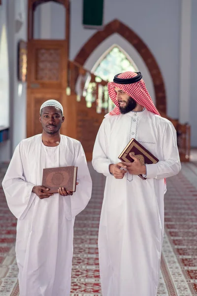 モスクの中一緒に歩いて 2 つの宗教的なイスラム教徒の男性 — ストック写真
