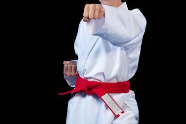 Siyah arka plan üzerine beyaz kimono Aikido kırmızı kemer