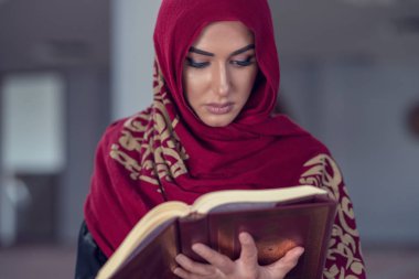 Kuran ya da Kuran okuyan Müslüman Kadın Camide Geleneksel Giysiler Giyiyor