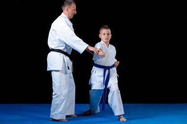 Erkek karate öğretmen Dojo'da küçük çocuk eğitimi